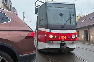 Častým důvodem zdržení tramvají jsou špatně zaparkovaná auta - Médium.cz